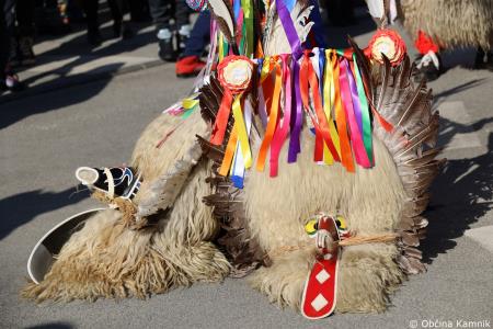 Kamnik so obiskali koranti iz Zamušanov pri Ptuju in v mestno jedro privabili nepregledno množico, željno ogleda tradicionalne pustne šege (62)